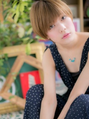 ハイトーンで目力UP★小顔ショート