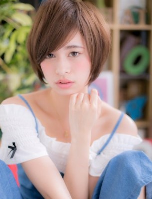 斜めバングで小顔に♪エアリーショートボブ