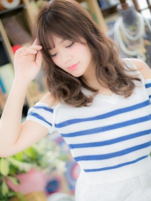 斜めバング★リラクシーロングの癒し系ガール