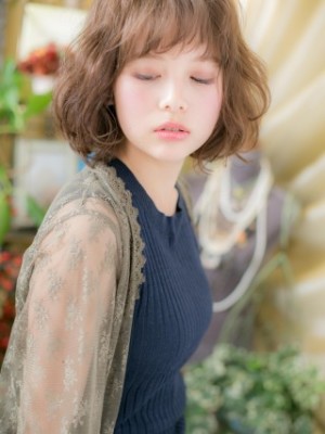 媚びない女子の大人かわいい無造作ミディアム