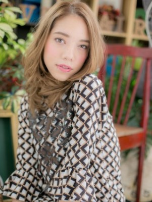 大人かわいいフェザータッチのエアリーカール
