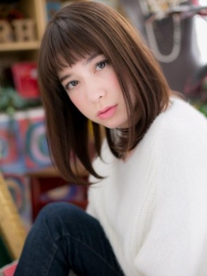 アクセントバングで小顔ストレートミディ