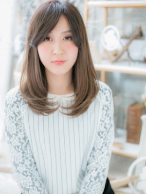 斜めバング…ナチュラルワンカールストレート