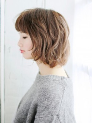 シースルーバングのゆるふわボブ