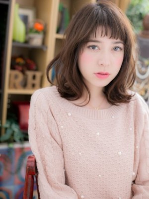 斜めバングで叶える、くせ毛風大人ピュアリー