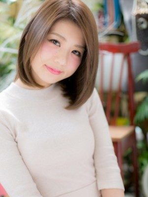 横顔美人の♪色っぽ前下がりボブ