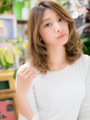 センターパートで小顔♪格上げくびれミディ