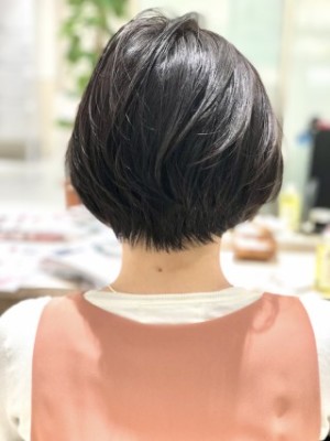 大人のゆるふわ前下がりボブ