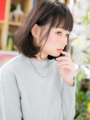切りっぱなしオン眉xプラチナアッシュゆるふわワンカールボブ