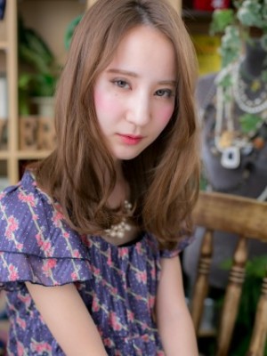 ゆる巻きロングの大人かわいいこなれ女子