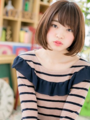 大人かわいい斜めバングx前下がり切りっぱなしボブ