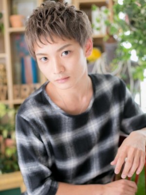 ハイトーンの束感マッシュ