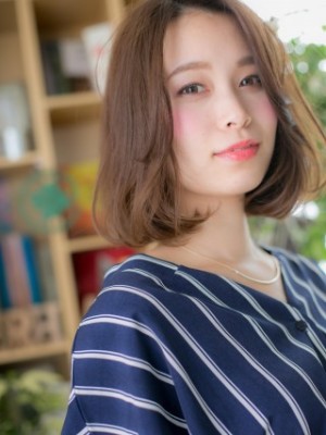 揺れるAライン♪くせ毛風カールの大人ボブ
