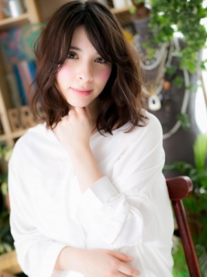 斜めバングで大人の抜け感…重軽小顔ウェーブ