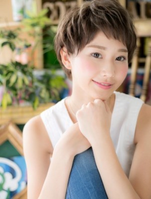 斜めバングの女らしさショート