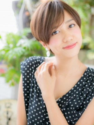 キュート＆シンプル！前下がりの小顔ショート
