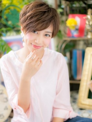 大人かわいい☆斜めバングの前下がりショート
