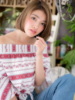 前下がり大人ボブで小顔見せ◎