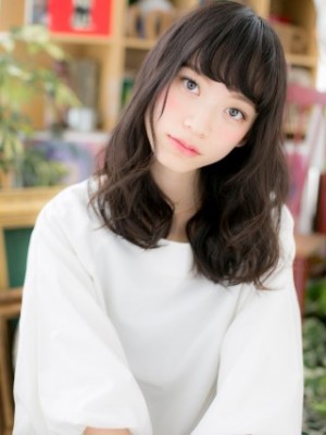 くせ毛風カールｘ黒髪の好感度セミディ