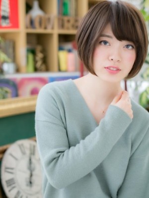 斜めバング＆前下がりボブでナチュラルに◎