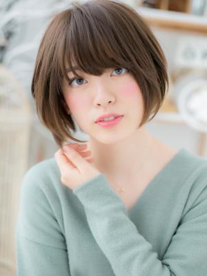 斜めバング＆前下がりボブでナチュラルに◎