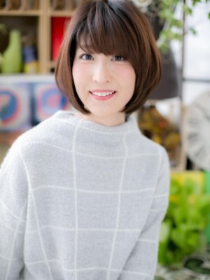 斜めバング小顔マッシュ前下がりミニボブ30代40代大人女性