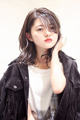 ダークカラーのヌーディヘア。