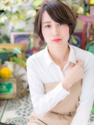 大人クール…黒髪ショートで小顔見せ