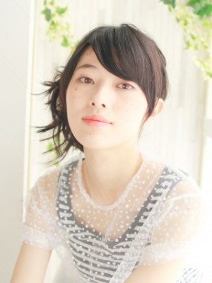 毛先を散らして遊びを出したアレンジスタイル