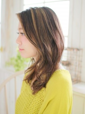 ミックスカールのルーズヘアースタイル