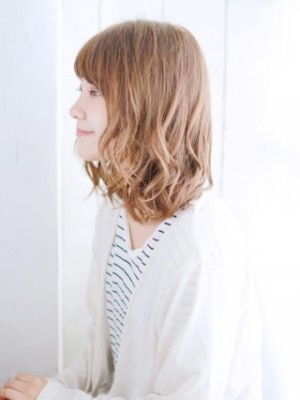ショートバングのニュアンスカールスタイル