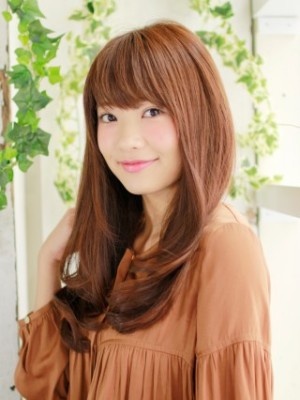 大人フェミニンのゆるふわストレートスタイル