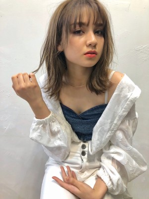 ひし形シルエットの外ハネ切りっぱなしボブ