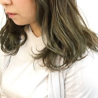 オリーブベージュ