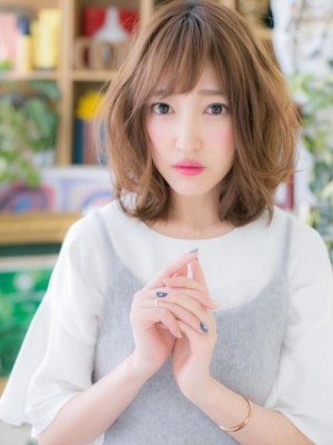  大人ガーリーインナーカラーくせ毛風外ハネくびれミディ