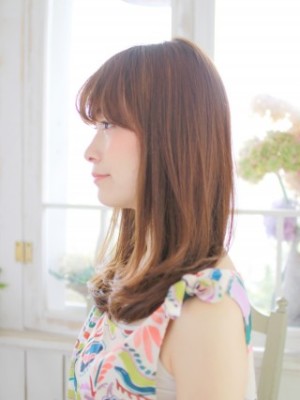 ワンカールストレートのゆるかわヘアースタイル