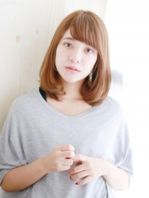 内巻きワンカールのミディアムボブ