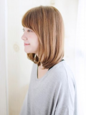 内巻きワンカールのミディアムボブ
