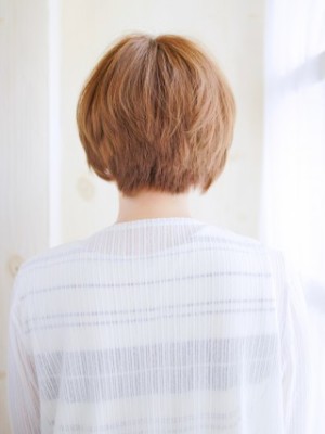 ハイトーンカラーのナチュラルストレートスタイル