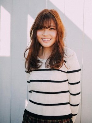 風に揺れるナチュラルカールロング