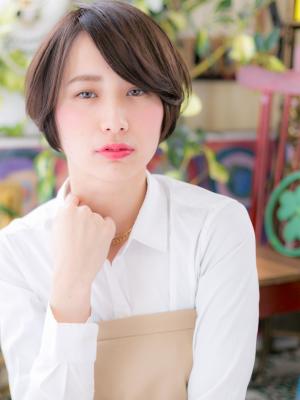大人クール…黒髪ショートで小顔見せ