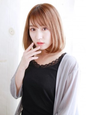 ハイトーンベージュの内巻きボブ