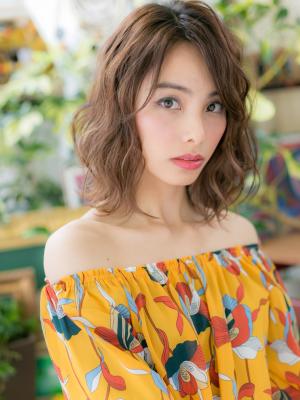 斜めバングのくせ毛風セミウェットミディ