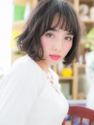 くせ毛風カールの黒髪フェミニンボブ