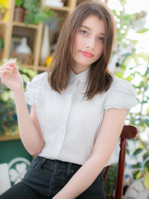 アシンメトリーな小顔抜け感セミディ