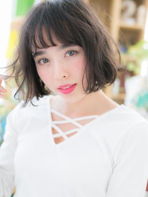 くせ毛風カールの黒髪フェミニンボブ