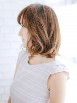 外ハネが可愛いボブスタイル