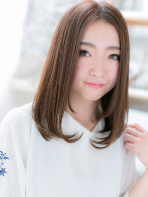 センターパートのツヤツヤワンカールストレート