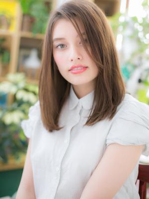 アシンメトリーな小顔抜け感セミディ