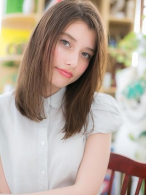 アシンメトリーな小顔抜け感セミディ